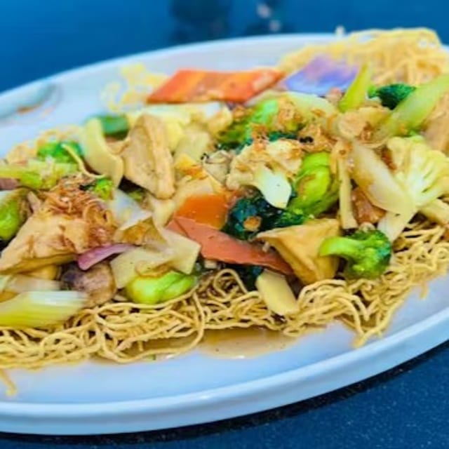 Mì Xào Giòn Chạy - Haystack in the Field (crispy egg noodles).